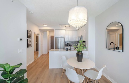 Hurontario Condo | Elegant 1+Den Condo, Parking, Balcony, City View