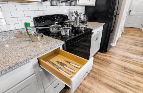 Melbourne Apartment | Elegant 1BR/1BA Condo with Pool, Gym and Laundry