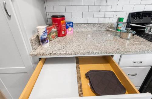Melbourne Apartment | Elegant 1BR/1BA Condo with Pool, Gym and Laundry