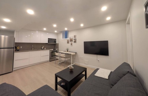 Richmond Hill House | Elegant 1BR Apartment w/Private Entrance & Parking