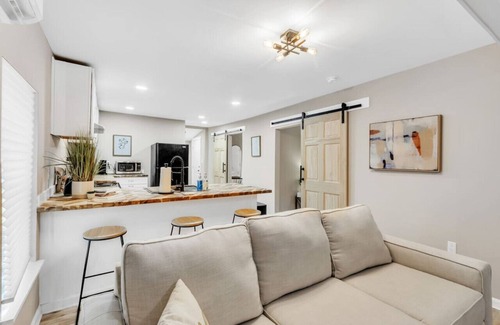 Anderson House | Elegant 2-Bed Cottage with Private Yard