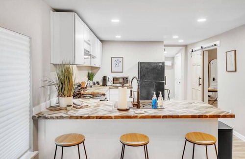 Anderson House | Elegant 2-Bed Cottage with Private Yard