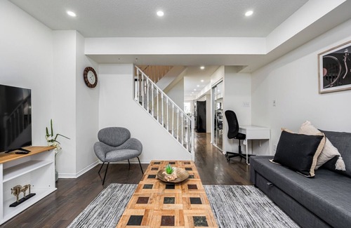 East Credit Condo | Elegant 2 Bedroom Townhome