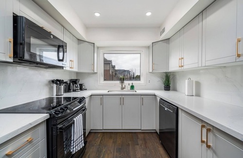 East Credit Condo | Elegant 2 Bedroom Townhome