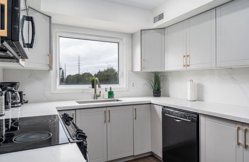 East Credit Condo | Elegant 2 Bedroom Townhome