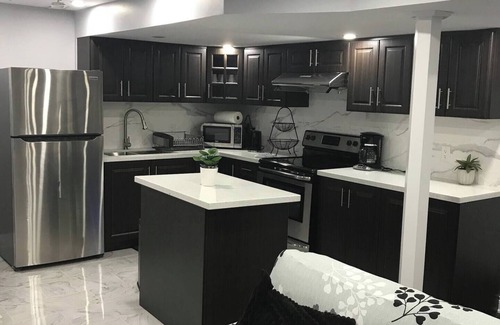 Shelburne House | Elegant 2 Bedrooms Basement apartment.
