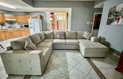 Parker Lane House | Elegant 2-Story House near Downtown Austin