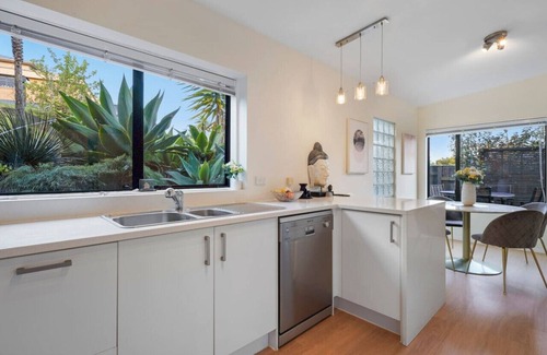 Northcross House | Elegant 2BR Family Home | Aircon & 5min to Beach