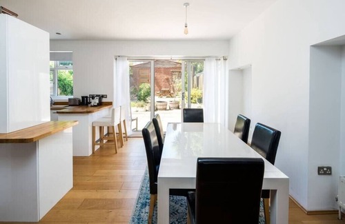 Knight's Hill House | Elegant 2BD House with Garden and Decked Patio