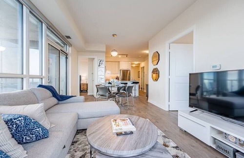 Hurontario Condo | Elegant 2BR-2BATH Condo, Parking, City View