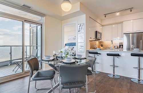 Hurontario Condo | Elegant 2BR-2BATH Condo, Parking, City View