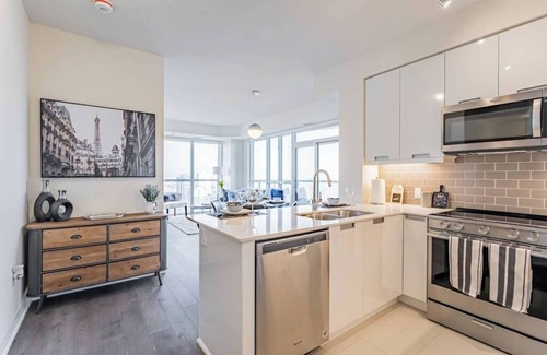 Hurontario Condo | Elegant 2BR-2BATH Condo, Parking, City View