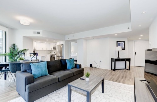 Crystal City Apartment | Elegant 2BR Apartment Minutes From DC