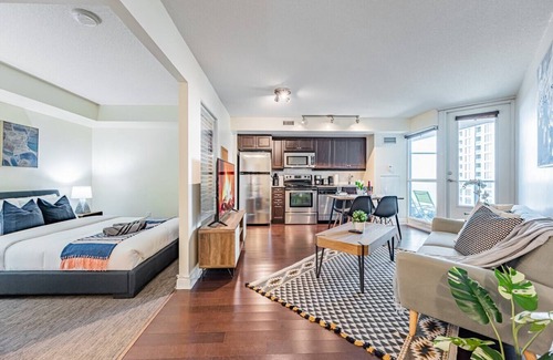 Fort York Condo | Elegant 2BR Condo, Lake View and Free Parking