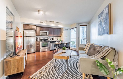 Fort York Condo | Elegant 2BR Condo, Lake View and Free Parking