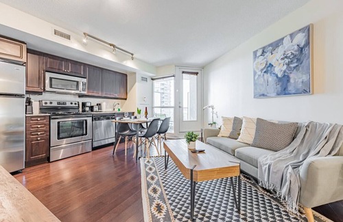 Fort York Condo | Elegant 2BR Condo, Lake View and Free Parking