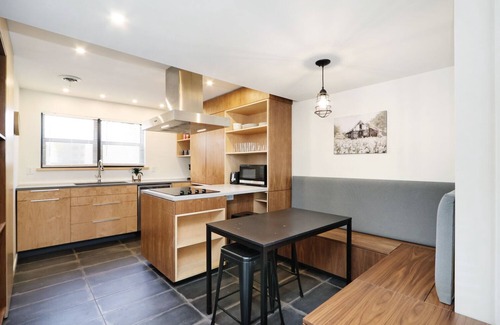 Manhattan Apartment | Elegant 2BR Escape in Manhattan – WiFi & Parking