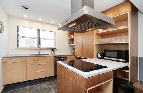 Manhattan Apartment | Elegant 2BR Escape in Manhattan – WiFi & Parking