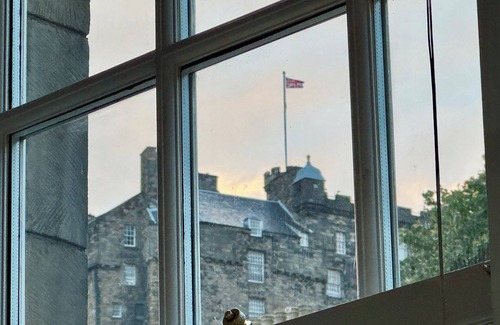 Old Town Apartment | Elegant 2BR in Grassmarket | 5-Min Walk to Castle & Royal Mile
