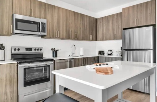 McLean Apartment | Elegant 2BR inTysons: Black & White + Amenities - Gym/Pool/Mall