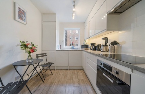 Lancaster Gate Apartment | Elegant 3-bed home with balcony