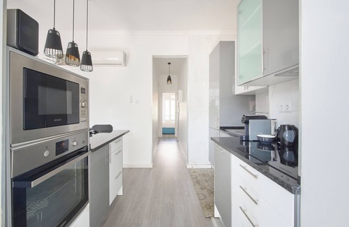Beato Apartment | Elegant 3-Bedroom Apartment with Tejo River View in Alameda