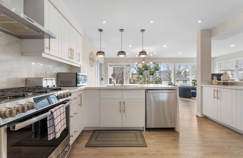 Richmond Hill House | Elegant 3-Bedroom & 2 Bathroom Bungalow Villa with Private Hot Tub
