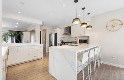 Richmond Hill House | Elegant 3-Bedroom & 2 Bathroom Bungalow Villa with Private Hot Tub
