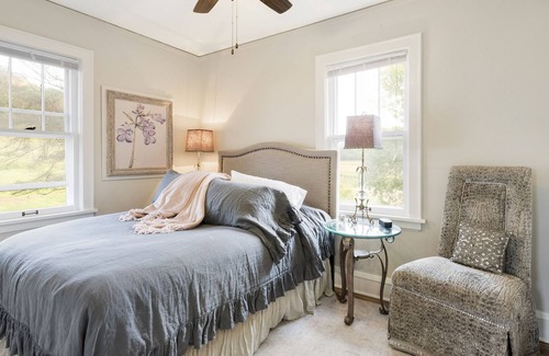 Red Wing House | Elegant 3-Bedroom Farmhouse on Vineyard