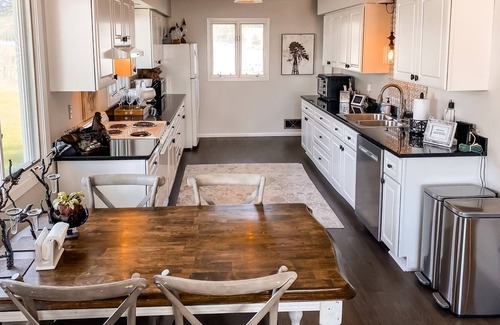 Red Wing House | Elegant 3-Bedroom Farmhouse on Vineyard
