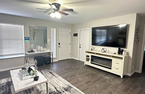 San Antonio House | Elegant 3-bedroom house in awesome San Antonio with WiFi and garage for parking.