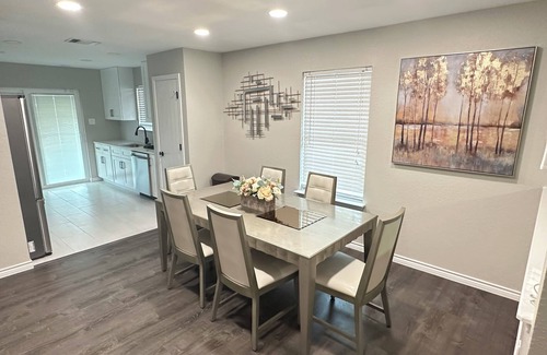 San Antonio House | Elegant 3-bedroom house in awesome San Antonio with WiFi and garage for parking.