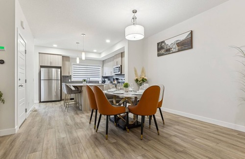 Southwest Calgary House | Elegant 3bed Escape - 15 Mins to Downtown