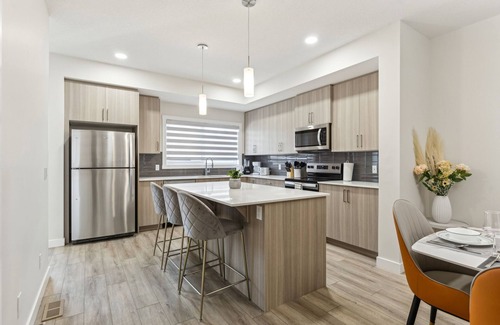 Southwest Calgary House | Elegant 3bed Escape - 15 Mins to Downtown