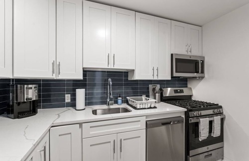 Taylor Run Condo | Elegant 3BR Condo in Alexandria: Modern Comforts Await