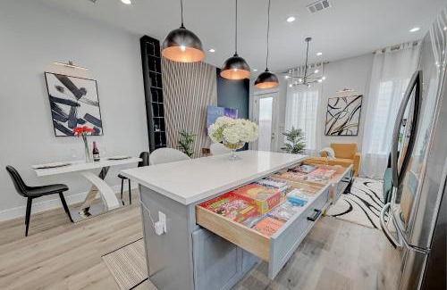 Northside Villa | Elegant 3BR Haven- Games, Luxury & Lush Garden
