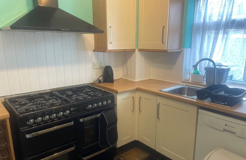 Sittingbourne House | Elegant 3Br w/Free Parking, Garden, Pet Friendly