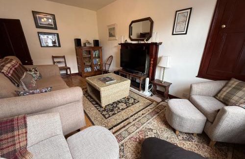 Henryd House | Elegant 4-Bed Pet-Friendly Retreat in Snowdonia