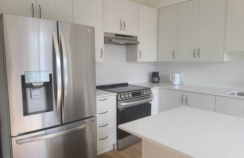 Cobourg House | Elegant 4 BR|3.5 Bath Oasis: Mins from Coburg Beach