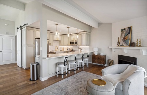 Lake Geneva Condo | Elegant 4-Season Lake Geneva Condo w/Fireplace!