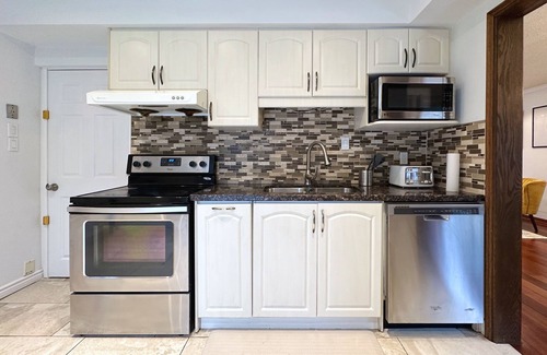 Bayview Glen House | Elegant 4BR Home with 2 Parking & Private Entrance