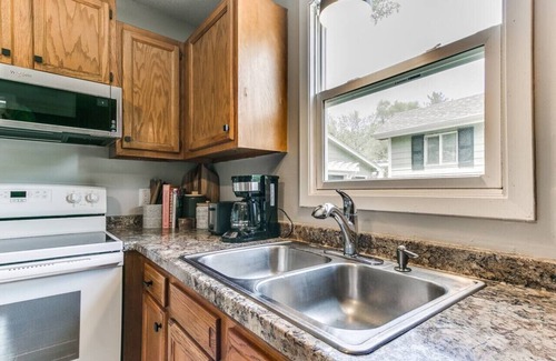 Des Moines House | Elegant 4BR Split Foyer - Luxe Living
