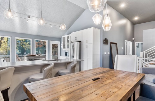 Overland Park House | Elegant 4BR with Luxurious Master Suite KSOP155609