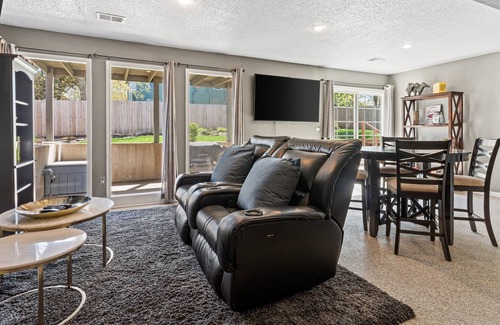 Overland Park House | Elegant 4BR with Luxurious Master Suite KSOP155609
