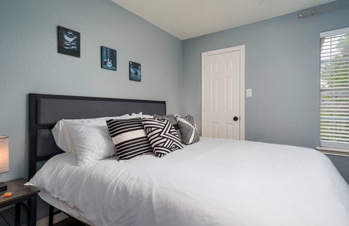 Franklin Park House | Elegant/4miles to Downtown/Gameroom & Firepit