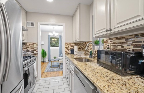 Arlington House | Elegant 5-Bedroom Retreat: Prime Location, Minutes from DC & Top Attractions