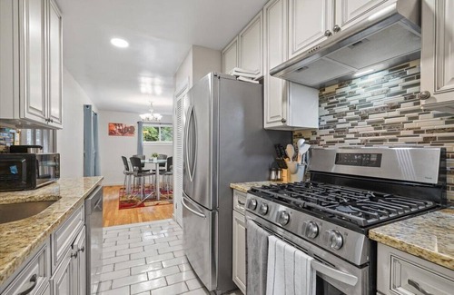 Arlington House | Elegant 5-Bedroom Retreat: Prime Location, Minutes from DC & Top Attractions