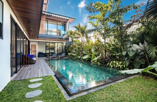 Munggu Villa | Elegant 5BR Villa Retreat | Steps from Canggu Beach