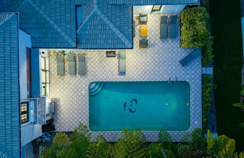 Parkside House | Elegant 7B Pool 15 min walk beach