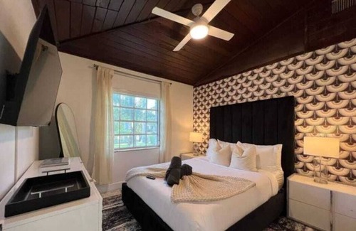 Parkside House | Elegant 7B Pool 15 min walk beach